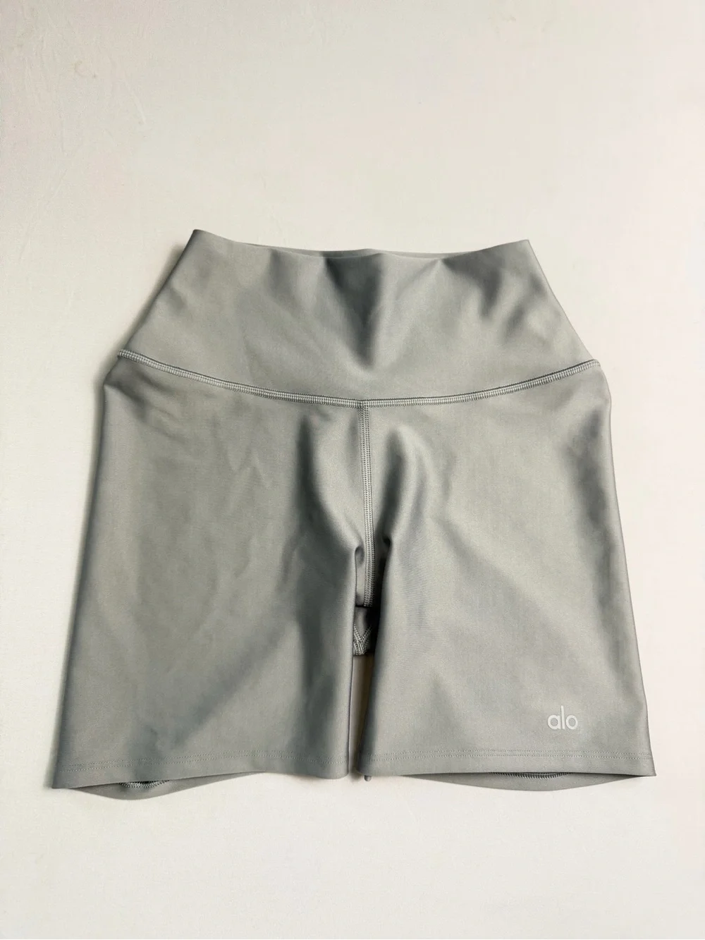 Alo High-Rise compression Biker Shorts in light gray xs